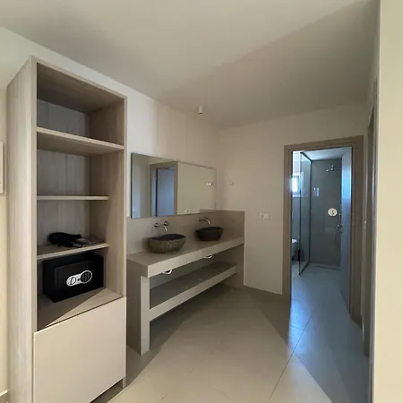 Otel Golden Coast Beachfront 4*