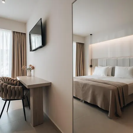 Otel Golden Coast Beachfront 4*