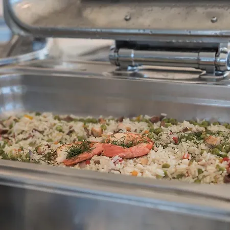 Golden Coast Beachfront Otel 4*