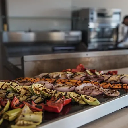 Otel Golden Coast Beachfront 4*