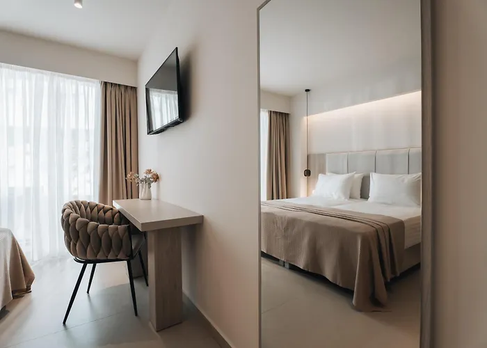 Hotel Golden Coast Beachfront 4*